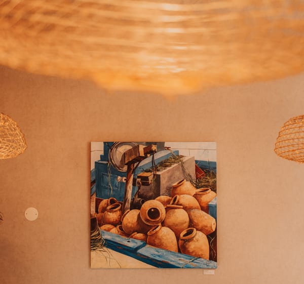 Um quadro de barcos atracados, pendurado no lobby de um hotel.