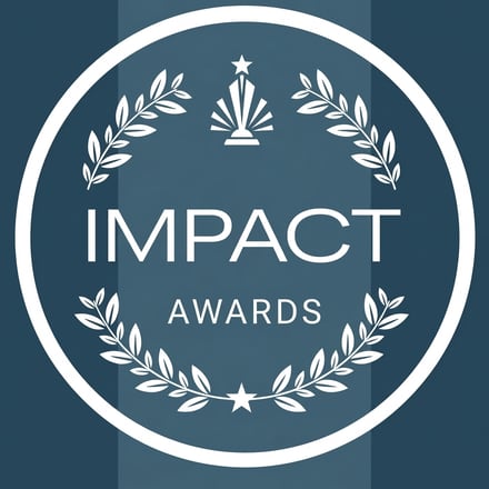 O emblema dos IHG Impact Awards: uma coroa de louros em torno das palavras IMPACT AWARDS.