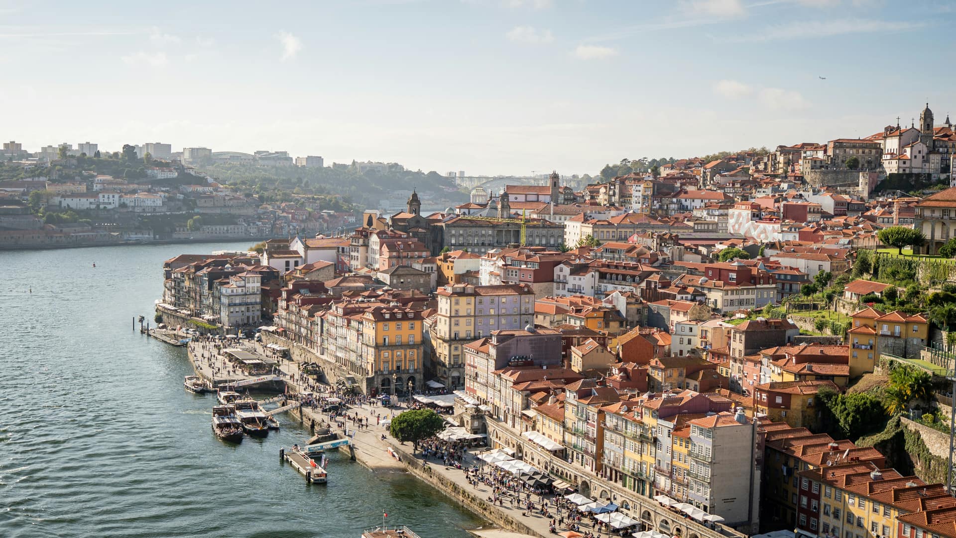 A Ribeira do Porto: telhados escalonados sobre o Douro.